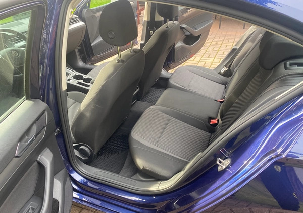 Volkswagen Passat cena 73900 przebieg: 99600, rok produkcji 2019 z Warszawa małe 596